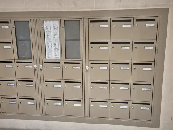 Ensemble de boîtes aux lettres posé par Habitat Signalétique
